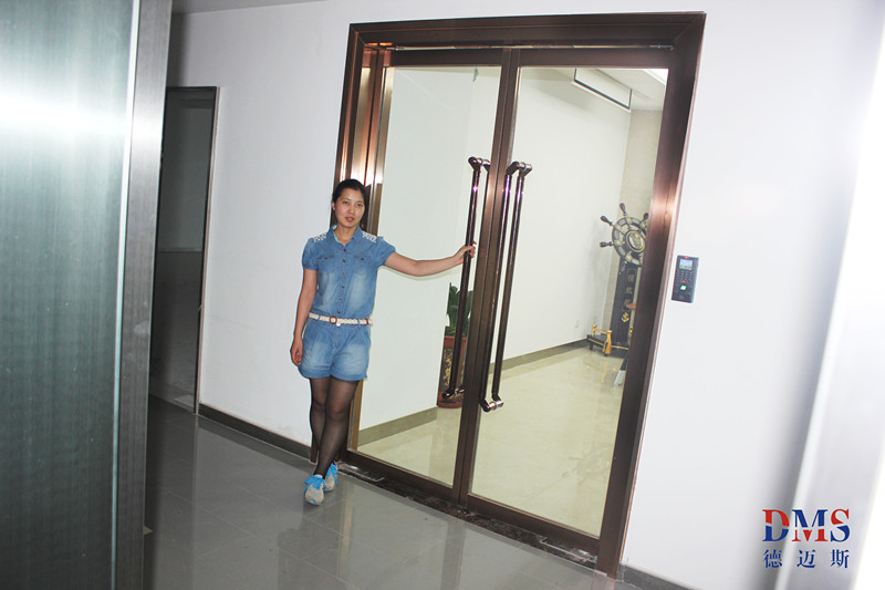 郑州金紫雨总部镜面玫瑰金地弹门