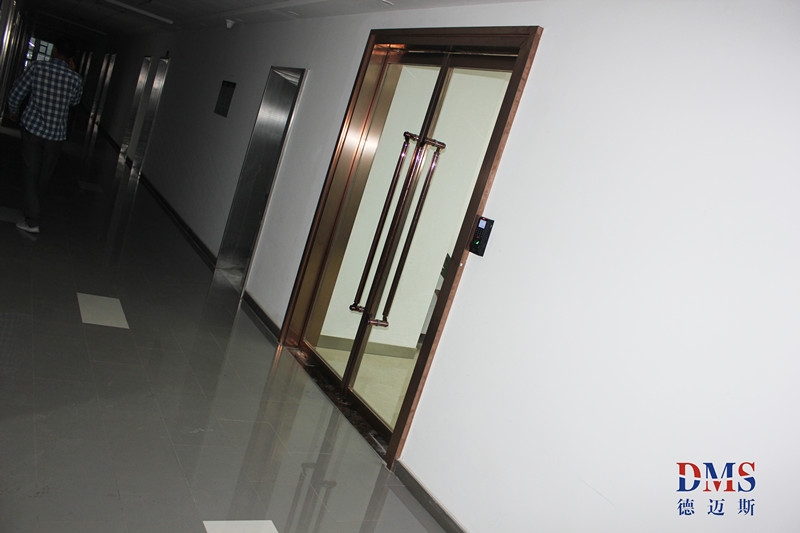 郑州金紫雨总部镜面玫瑰金地弹门